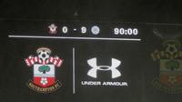 Papan skor menunjukkan kemenangan 9-0 untuk Leicester City saat menghadapi Southampton pada laga Liga Inggris di Stadion St Mary, Southampton, Inggris, Jumat (25/10/2019). (AP Photo/Alastair Grant)