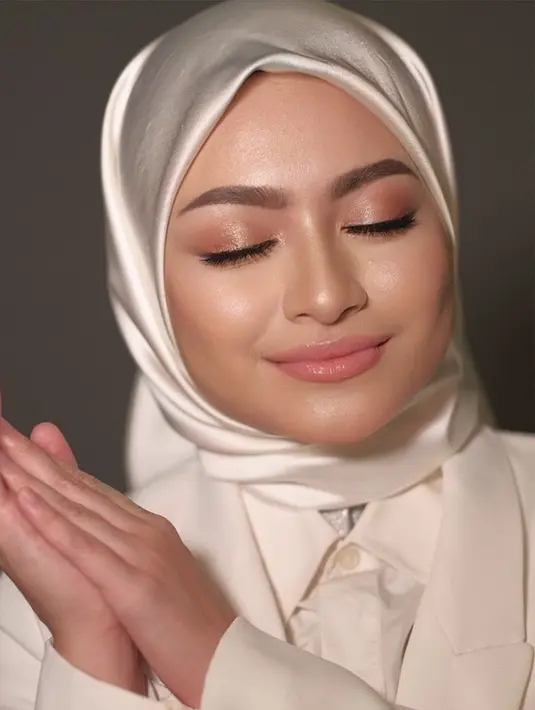 Saat jalani berbagai pemotretan maupun menghadiri acara, gaya wanita yang dulu berprofesi sebagai DJ ini banyak dipuji warganet. Penampilannya terkesan simpel namun tetap elegan. (Liputan6.com/IG/@nathalieholscher)