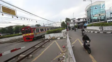 Rangkaian gerbong kereta melintas di perlintasan Jalan Angkasa Raya Kemayoran, Jakarta, yang ditutup, Kamis (26/10). Uji coba penutupan perlintasan kereta api itu sejak 13 Oktober  dan dijadwalkan hingga 27 Oktober 2017. (Liputan6.com/Immanuel Antonius)