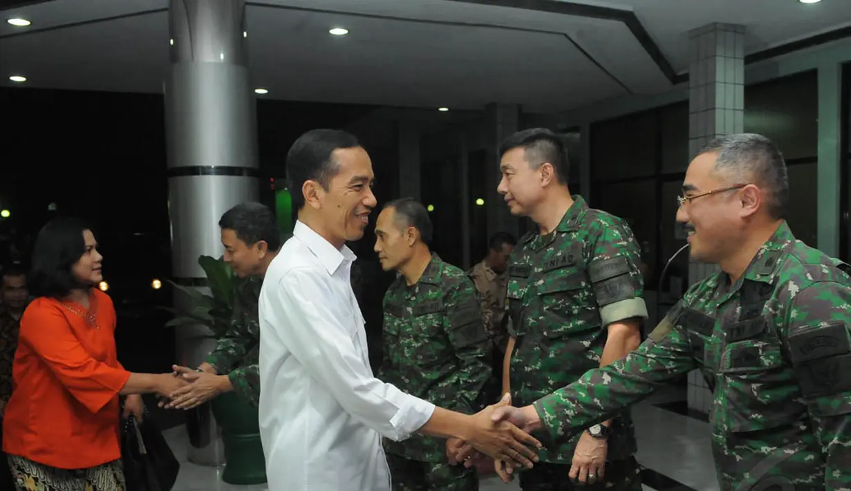 Jokowi dan Iriana disambut Kepala RSPAD Brigjen Ponco AP bersama jajarannya saat menjenguk BJ Habibie, Jakarta, (28/10/2014). (Liputan6.com/Herman Zakharia)