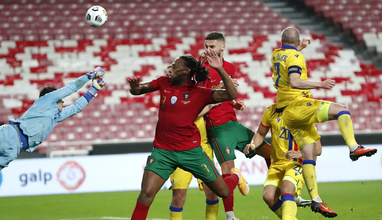 Bek timnas Portugal, Ruben Semedo menyundul bola ke gawang Andorra dalam pertandingan uji coba internasional di Estadio da Luz, Kamis (12/11/2020) dini hari WIB. Portugal menang 7-0 atas tamunya, Andorra . (AP Photo/Armando Franca)