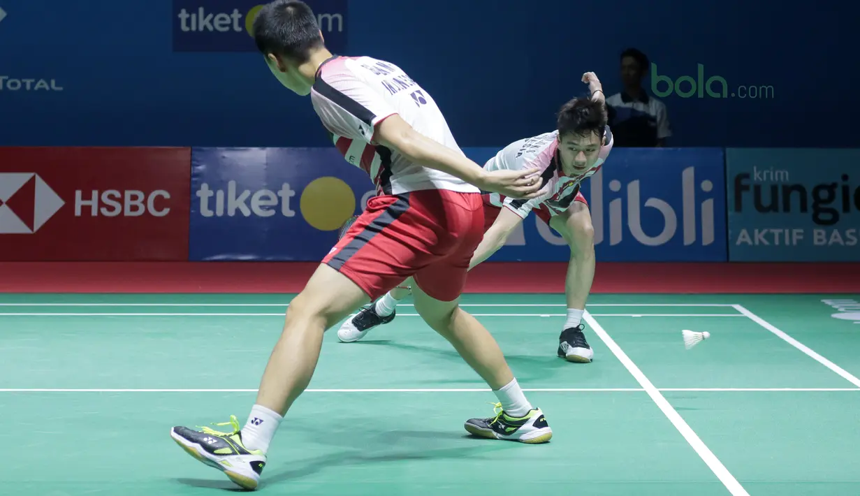 Kevin Sanjaya/Marcus Gideon gagal mengembalikan kok ke arah Hendra Setiawan/Mohammad Ahsan pada babak pertama Indonesia Open 2018 di Istora Senayan, Jakarta, (4/6/2018). Kevin/Marcus menang 21-16 18-21 21-10.  (Bola.com/Nick Hanoatubun)