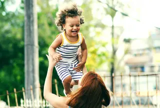 Dengan kesabaran dan kasih sayang, ibu menciptakan lingkungan yang hangat dan stabil, yang membantu anak merasa terlindungi. (Foto: Thiago Cerqueira/Unsplash)