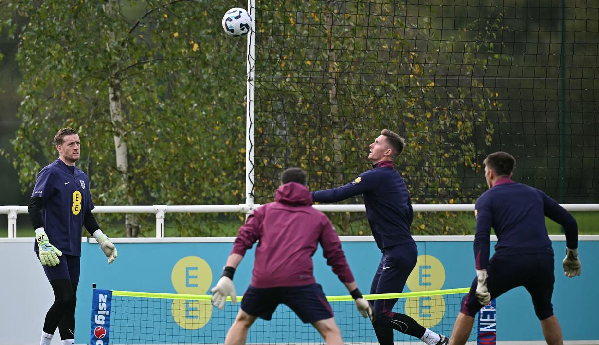 Kiper Timnas Inggris, Dean Henderson, Nick Pope dan Jordan Pickford mengikuti sesi latihan jelang laga melawan Yunani pada laga UEFA Nations League. (AFP/Paul Ellis)