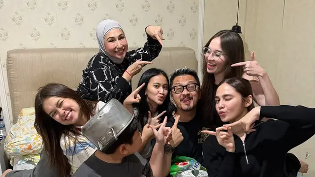 Geng Mermaid Syifa Hadju hingga Rebecca Klopper saat Beri Kejutan Ulang Tahun Ferry Maryadi ke-51. [@kangferrymaryadi]