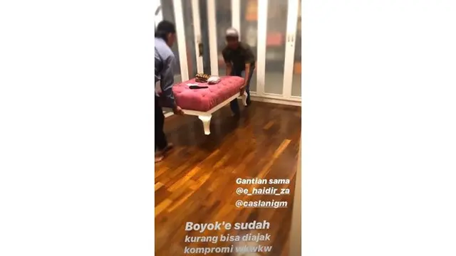 6 Momen Yuni Shara saat Bersihkan Rumah Usai Banjir, Ngepel Lantai
