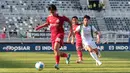 Pemain muda Persija Jakarta, Figo Dennis, menggiring bola saat menghadapi pemain PSMS Medan pada laga terakhir Grup B Piala Presiden 2026 di Stadion Gelora Bung Tomo, Surabaya, Sabtu (1/8/2026). Gelandang berusia 19 tahun itu kembali mendapat kepercayaan dari pelatih Shin Tae-yong sepanjang turnamen dan ikut berkontribusi dalam kemenangan 4-1 atas PSMS. Hasil tersebut menjaga peluang Persija ke semifinal, yang kemudian dipastikan setelah Persebaya Surabaya mengalahkan Port FC 2-1 pada laga penutup Grup B. (Bola.com/Wahyu Pratama)