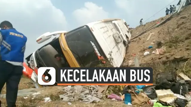 Kecelakaan maut terjadi di ruas jalan tol Sumo Gresik Jawa Timur. Mobil bus Kramat Djati terperosok ke dalam parit hari Rabu (27/11) pagi. Tiga orang tewas dalam kecelakaan ini.