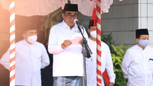 Menag Fachrul Razi memimpin upacara Peringatan Hari Santri di Kantor Kementerian Agama, Jakarta, Kamis (22/10/2020)