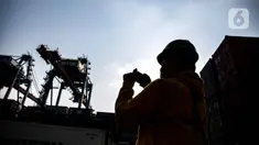 Aktivitas bongkar muat peti kemas di Pelabuhan Tanjung Priok, Jakarta, Kamis (14/4/2022). Neraca perdagangan Indonesia diproyeksi masih akan mencatatkan surplus yang tinggi pada Maret 2022. (Liputan6.com/Faizal Fanani)