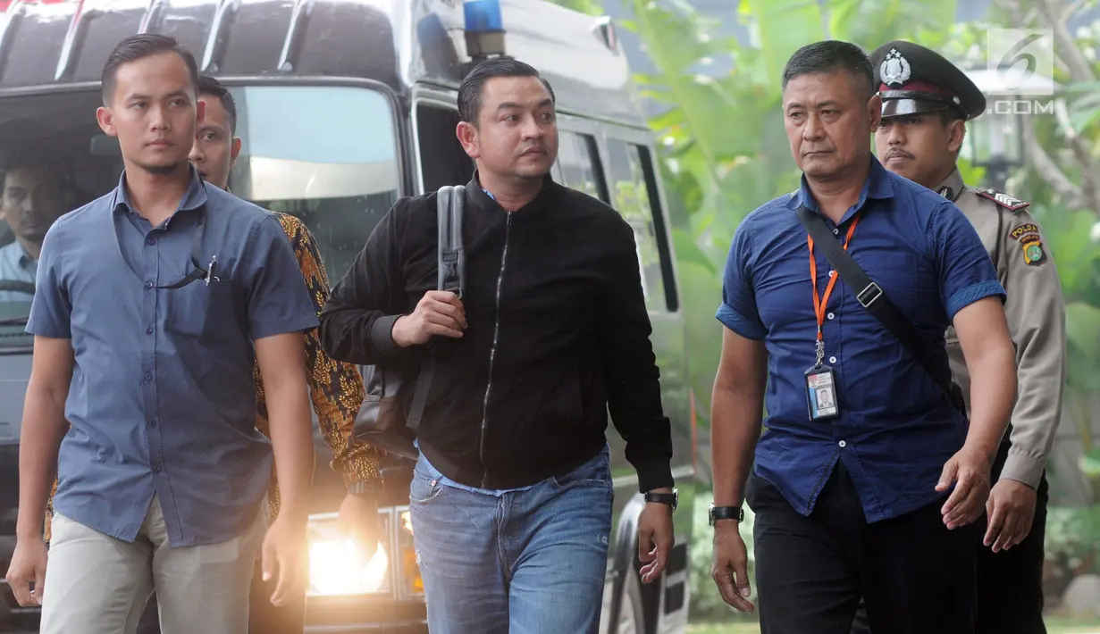 Ajudan Gubernur Aceh Irwandi Yusuf, Hendri Yusrizal (tengah) tiba di Gedung KPK, Jakarta, Rabu (4/7). KPK mengamankan Hendri Yusrizal bersama Gubernur Aceh Irwandi Yusuf dan Bupati Bener Meriah Ahmadi. (Merdeka.com/Dwi Narwoko)