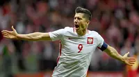 4. Robert Lewandowski (Polandia) - Saat ini dirinya merupakan striker murni yang terbilang kesuburannya paling stabil di dunia. Setiap kali Polandia bertanding, bomber Munchen ini selali dijadikan tumpuan utama. (AFP/Janek Skarzynski)