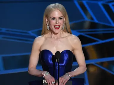 Aktris Nicole Kidman membacakan nominator untuk kategori Best Original Screenplay dalam Piala Oscar 2018 di California, Amerika Serikat, Minggu (4/3). Artis yang telah menginjak usia 50 tahun itu tampil cantik dengan balutan gaun biru. (Mark Ralston/AFP)