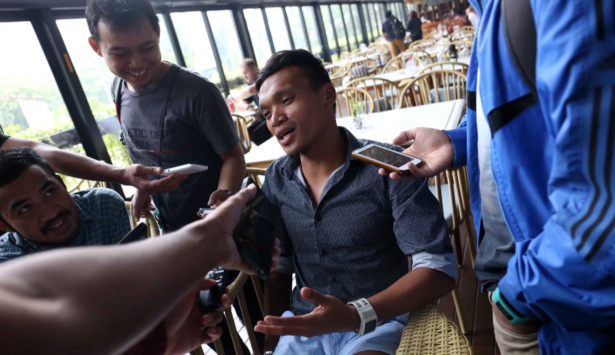 Pemain Sriwijaya FC, Ferdinand Sinaga terlihat santai melayani pertanyaan wartawan usai menjalani sidang Komisi Disiplin di Hotel Century, Senayan. Jakarta, Jumat (4/12/2015). (Bola.com/Nicklas Hanoatubun)