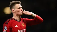 Selebrasi pemain MU, Scott McTominay setelah mencetak gol ke gawang Chelsea dalam pertandingan pekan ke-15 Liga Inggris 2023/2024 yang berlangsung di Old Trafford, Kamis (7/12/2023) dini hari WIB. (AFP/Oli Scarff)