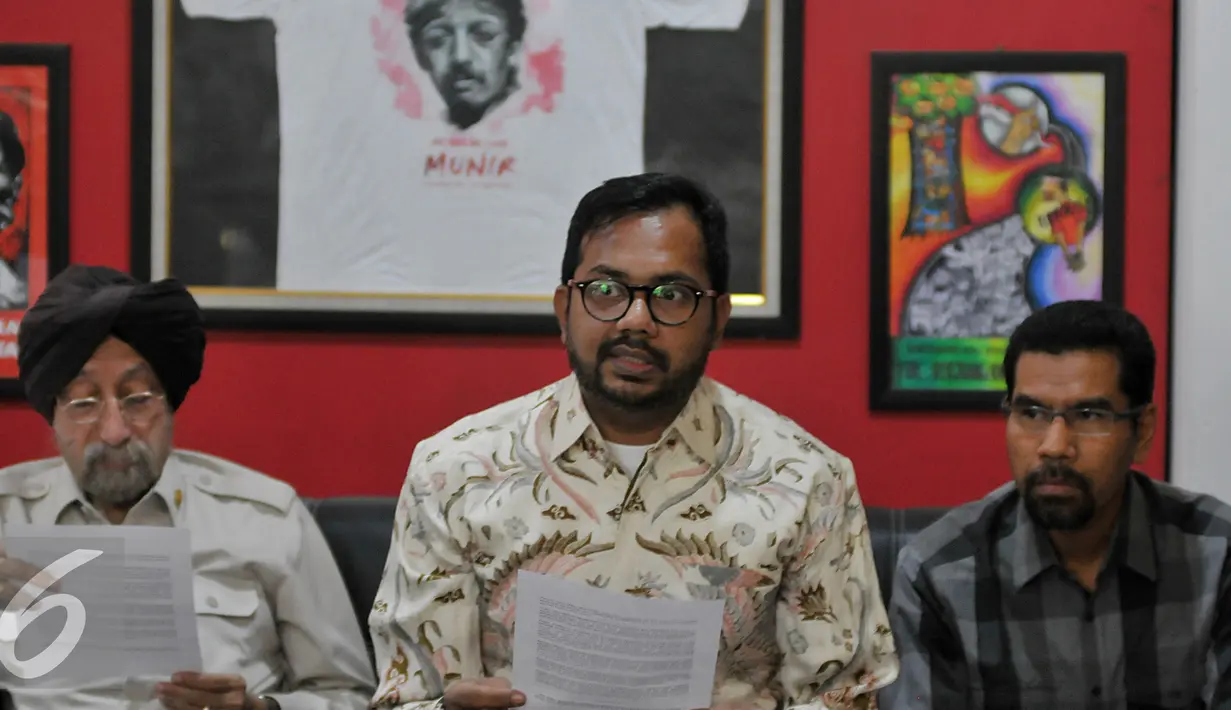 Koordinator Kontras,Haris Azhar (tengah) memberikan keterangan terkait kasus HAM masa lalu di Kantor Kontras, Jakarta, Kamis (9/7/2015). Mereka berharap rencana rekonsiliasi pemerintah disertai pengakuan atas keberadaan korban. (Liputan6.com/Johan Tallo)