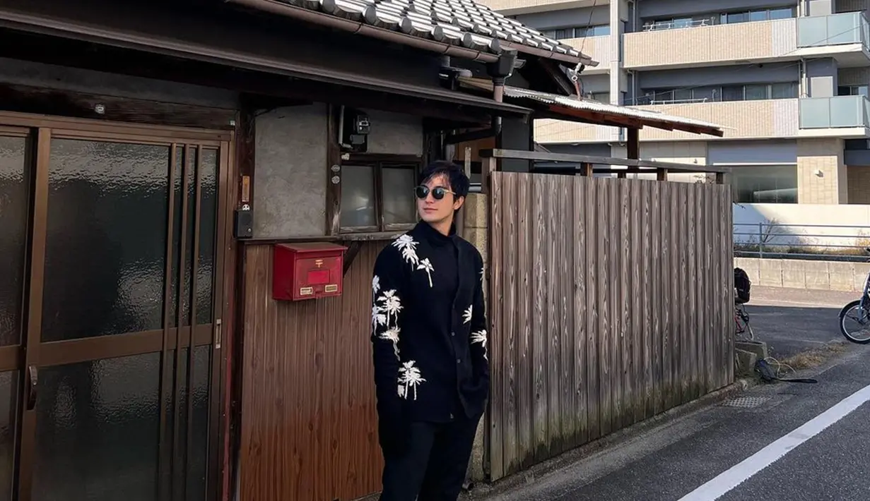 Melalui akun Instagram pribadinya, Junior Roberts diketahui tengah berada di negeri Sakura, Jepang. Bukan untuk berlibur saja, nyatanya keberadaan pria 22 tahun ini di Jepang untuk menjalani syuting terbarunya.(Liputan6.com/IG/@juniorrobertss)