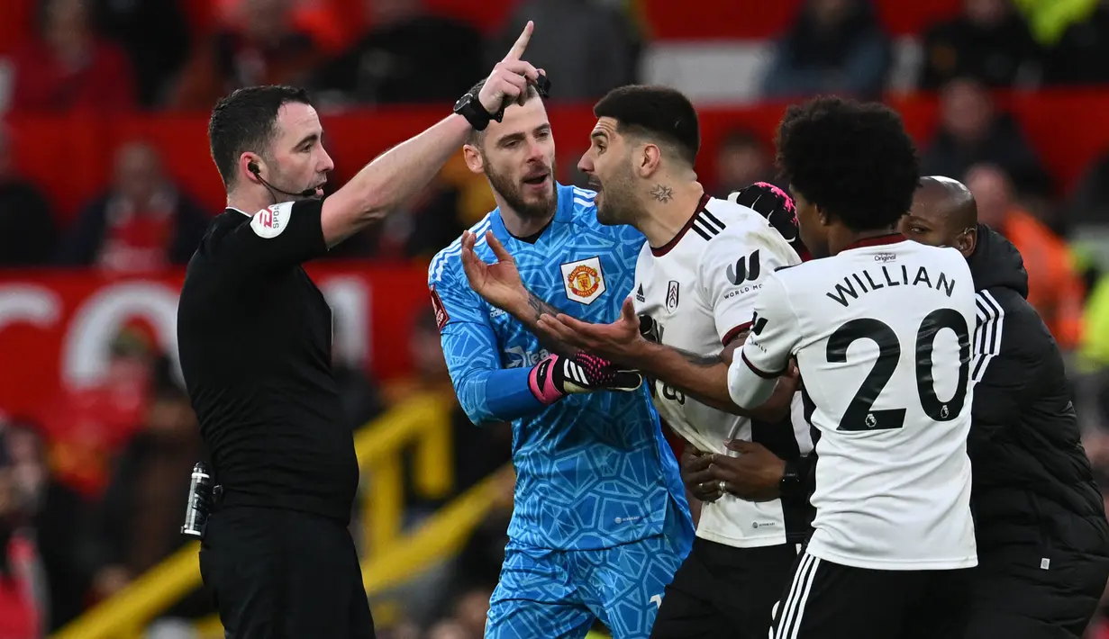Striker Fulham, Aleksandar Mitrovic (dua kanan), dihukum delapan pertandingan akibat kartu merah yang ia terima. (AFP/Paul Ellis)