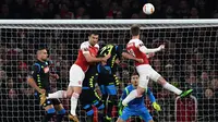 Duel udara terjadi pada laga Arsenal vs Napoli pada leg 1, babak perempat final Liga Europa yang berlangsung di Stadion Emirates, London, Jumat (12/4). Arsenal menang 2-0 atas Napoli. (AFP/Ben Stansall)
