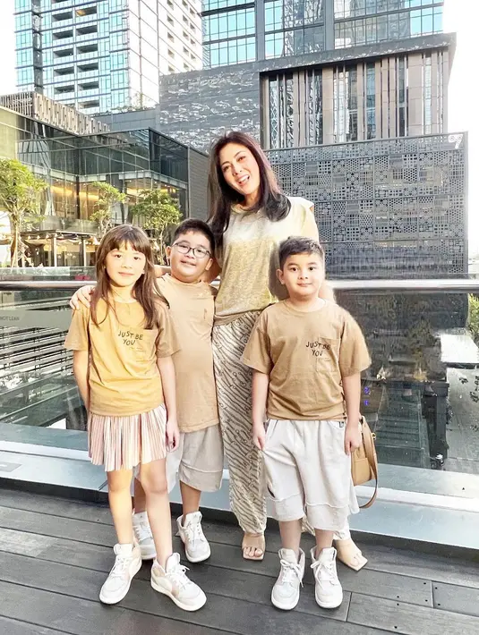 Berikut beberapa potret Dhena Devanka bersama tiga anaknya. Sekedar informasi,  Dhena resmi menikah dengan Ijonk sejak 27 Mei 2012 lalu. Dari pernikahannyadikaruniai tiga orang anak. [Instagram/dhenaaldhaliadevanka]
