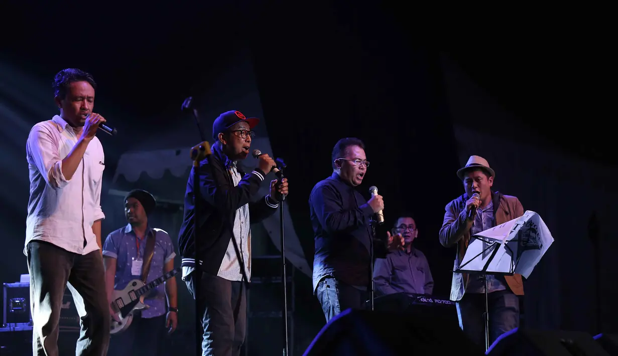 Penampilan P Project mampu membawa memori para penonton ke tahun 90-an. Lewat aksinya yang jenaka, mereka seakan membuat penonton terjebak di masa lalu.  (Nurwahyunan/Bintang.com)