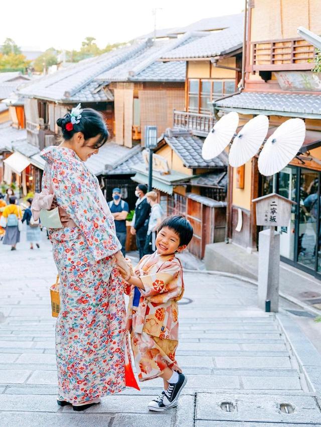 Kompak Pakai Kimono, Ini 7 Potret Liburan Chef Arnold dan Keluarga ke Jepang