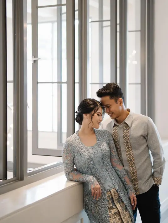 Kebaya bernuansa biru muda keabu-abuan yang super cantik ini dipadukan dengan batik tulis bermotif Kawung berwarna indigo. [Foto: Instagram/fadlan_indonesia]