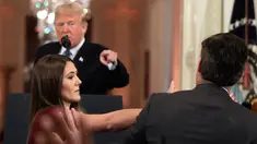 Presiden AS, Donald Trump mengarahkan telunjuk ke jurnalis CNN Jim Acosta saat seorang staf mencoba menarik mikrofon darinya dalam konferensi pers di Gedung Putih, Rabu (7/11). Ketegangan bermula dari pertanyaan sang wartawan soal imigran. (AP/Evan Vucci)