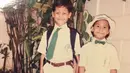 Kalau foto yang satu ini, Pevita menuliskan di keterangan foto bahwa kala itu merupakan hari pertamanya bersekolah. Memakai seragam putih-putih dengan dasi kupu-kupu hijau, dan di foto ini Pevita seperti anak laki-laki. (Instagram/pevpearce)