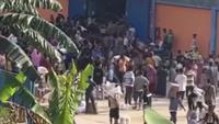 Detik-Detik Gudang Bulog Sibolga Dijarah Massa: Gerbang Dirobohkan, Beras dan Minyak Goreng Diambil