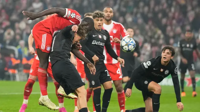 Aksi Dayot Upamecano (kiri) di laga Bayern vs Sporting CP di matchday 6 league phase Liga Champions 2025/2026 di Allianz Arena, Rabu (10/12/2025) dini hari WIB. (AP Photo/Matthias Schrader)