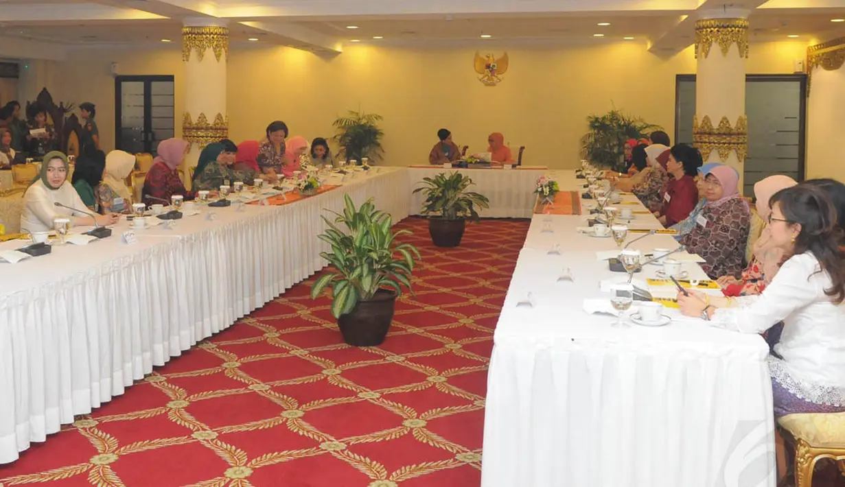 Iriana Jokowi memimpin rapat yang dihadiri para istri menteri Kabinet Kerja, Jakarta, Senin (3/11/2014). (Liputan6.com/Herman Zakharia) 
