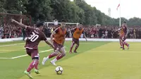 Pemain Persija Jakarta, Ryuji Utomo, saat latihan di Lapangan Aldiron, Jakarta, Senin (7/1). Sebanyak 29 pemain sudah bergabung dalam latihan perdana tersebut. (Bola.com/M Iqbal Ichsan)