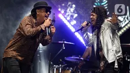 Penampilan Band Rock Seurieus x Candil di atas panggung Everblast Festival 2023 di Gambir Expo Kemayoran, Jakarta, Sabtu (4/3/2023). Deni Boym Iskandar yang kini bertindak sebagai vokalis tampil metal dengan kemeja motif leopard dan sepatu bot. (Liputan6.com/Herman Zakharia)