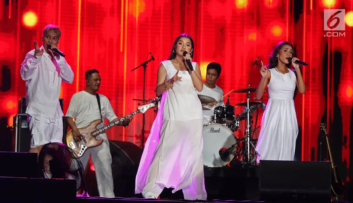 Grup vokal GAC, Gamaliel, Cantika dan Audrey menghibur penggemar dalam acara "Hodgepodge Superfest 2019" di Allianz Ecopark, Ancol, Sabtu (31/8/2019). Grup yang berdiri sejak 2009 itu menjadikan aksi mereka di Hodgepodge Festival 2019 sebagai panggung perpisahan. (Liputan6.com/Herman Zakharia)