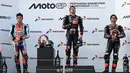 Pembalap Aprilia Racing asal Italia, Marco Bezzecchi (tengah), merayakan kemenangan di podium bersama runner-up Raul Fernandez dari Trackhouse MotoGP Team (kiri) dan Jorge Martin dari Aprilia Racing yang finis di posisi ketiga (kanan) setelah balapan MotoGP Indonesia di Sirkuit Internasional Mandalika, Mandalika, Minggu (11/10/2026). (SONNY TUMBELAKA/AFP)