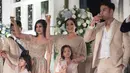 Tak hanya saat prosesi akad nikah, namun juga saat resepsi Nisya dan Gigi kompak memakai busana yang sama, namun hanya berbeda model. Terlihat mereka bersulang di acara resepsi Syahnaz dan Jeje. (Instagram/nissyaa)