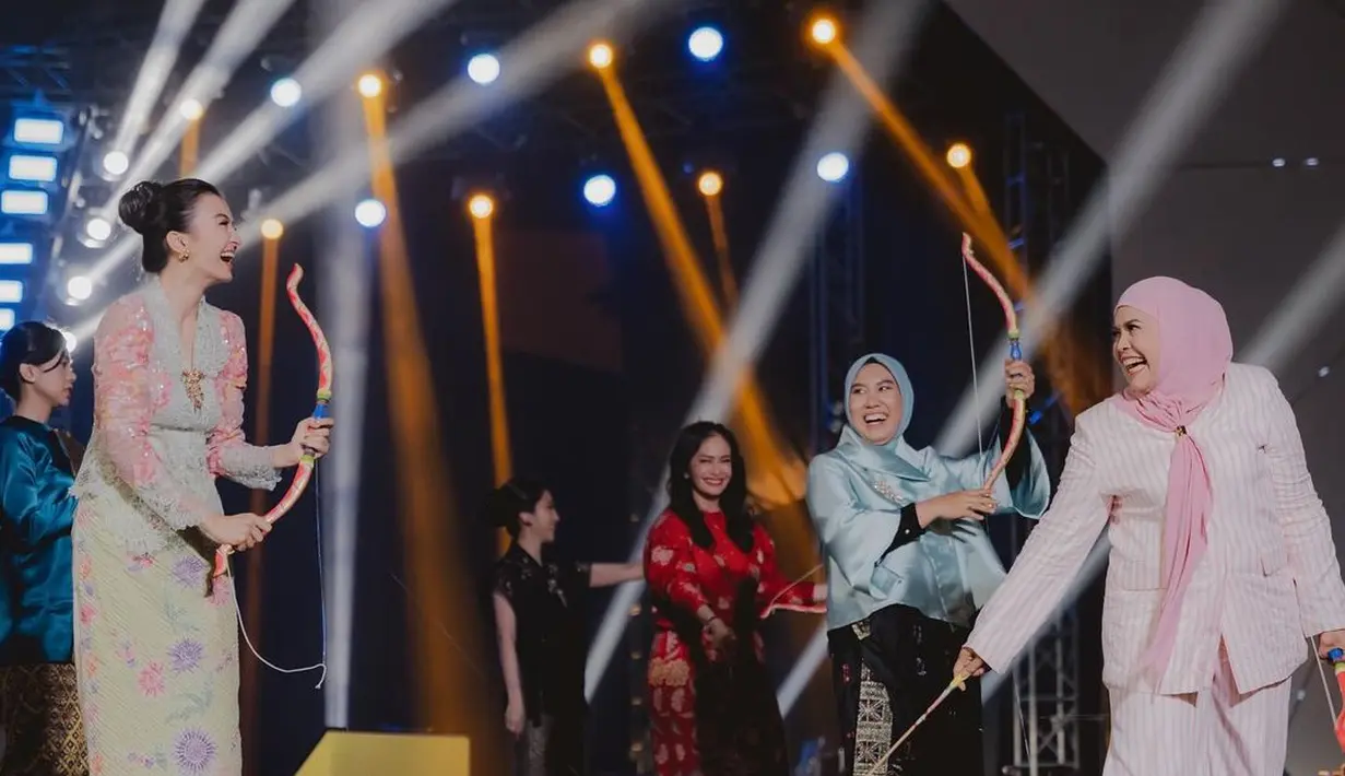 Di beberapa foto terlihat Raline Shah memegang panah, tampilkan sisi Srikandi masa kini pada dirinya. [Foto: Instagram/ralineshah]