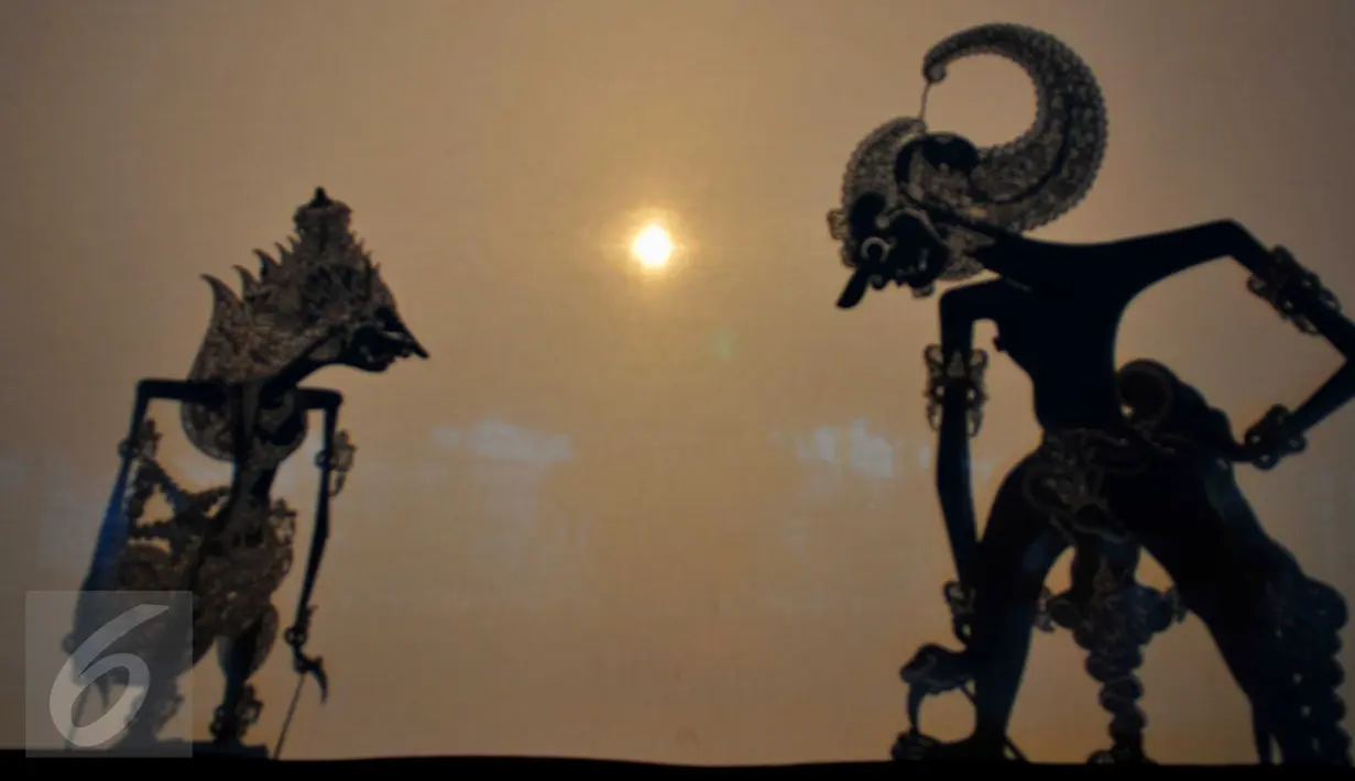 Wayang saat dimainkan pada festival Dalang Bocah di Kawasan Kota Tua, Jakarta (20/11). Festival ini diadakan untuk menanamkan nilai-nilai luhur pewayangan kepada anak-anak dan sebagai regenerasi. (Liputan6.com/Gempur M Surya)