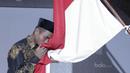 Pemain Timnas Indonesia U-16 mencium bendera Merah Putih saat acara pelepasan Timnas U-16 ke piala AFF di Jakarta, Kamis, (6/7/2017). Piala AFF U-15 akan berlangsung 9-22 Juli di Thailand. (Bola.com/M Iqbal Ichsan)