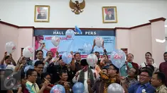 Menkominfo Rudiantara bersama Ketua Dewan Pers, Yosep Adi Prasetyo, Ketua Presedium AMSI, Wenseslaus Manggut serta pengurus dan anggota AMSI saat mendeklarasikan Resmi Asosiasi Media Siber Indonesia, Jakarta, Selasa (18/4). (Liputan6.com/Johan Tallo)