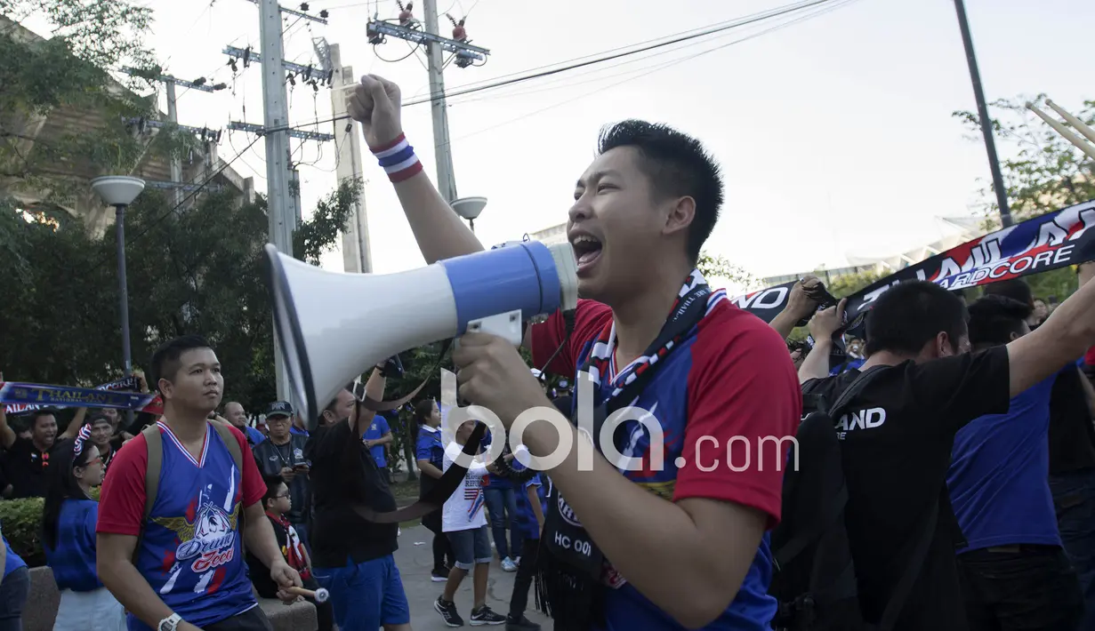 Seorang pemimpin kelompk fans Thailand membakar semangat pasukannya sebelum masuk stadion pada laga final leg kedua Piala AFF 2016 di Stadion Rajamangala, Thailand. (Bola.com/Vitalis Yogi Trisna)