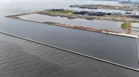 Foto udara memperlihatkan tanggul beton di kawasan Cilincing, Jakarta Utara, Kamis (11/9/2025). (merdeka.com/Arie Basuki)