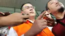 Fahmi Darmawansyah memberi keterangan kepada awak media usai menjalani pemeriksaan di Gedung KPK, Jakarta, Jumat (23/12). Suami aktris Inneke Koesherawati ini menjadi tersangka terkait kasus dugaan korupsi Bakamla. (Liputan6.com/Helmi Affandi)