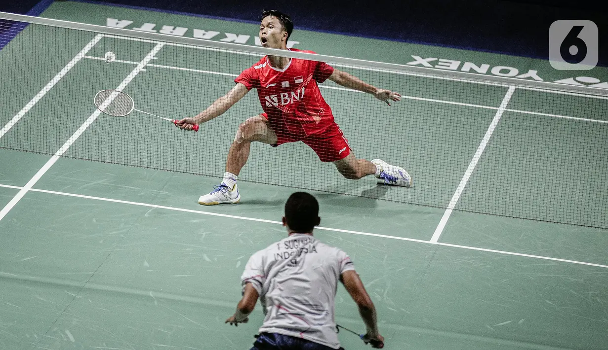 Pebulu tangkis Anthony Sinisuka Ginting mengembalikan kok ke arah pebulu tangkis Tommy Sugiarto saat tampil pada babak pertama Indonesia Open 2022 di Istora Senayan, Jakarta, Senin (14/6/2022). Anthony Sinisuka Ginting melaju ke babak selanjutnya setelah menang dua gim langsung 21-17, 22-20. (Liputan6.com/Faizal Fanani)