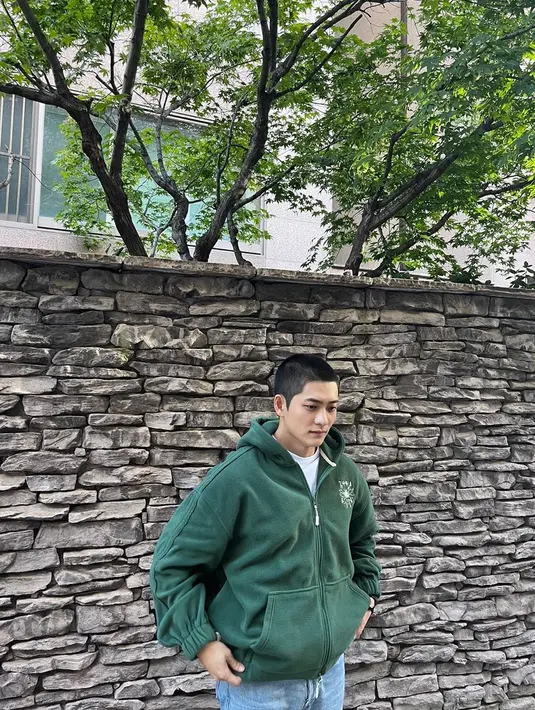 <p>Sehari sebelum berangkat wamil, Kang tae Oh mengunggah foto dengan kepala plontos. Dia siap menjalani tugas kemiliteran. (Foto: Instagram/ kto940620)</p>