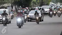 Sejumlah kendaraan melintas di Jalan TB Simatupang, Jakarta, Senin (12/12). Dinas Perhubungan dan Transportasi Jaksel menyiagakan petugas di titik-titik rawan kemacetan untuk antisipasi penumpukan kendaraan saat arus balik. (Liputan6.com/Yoppy renato)