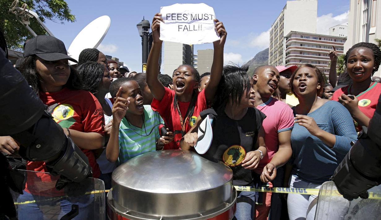 Pelajar meneriakkan orasi saat demonstrasi di luar Parlemen Afrika Selatan di Cape Town, Rabu (21/10). Polisi anti huru hara menembakkan gas airmata kepada ratusan pelajar yang berdemonstrasi menentang rencana kenaikan uang sekolah. (REUTERS/Mark Wessels)