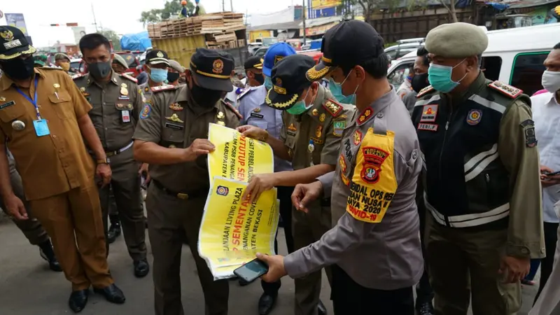 Penyegelan 2 pasar di Kabupaten Bekasi pada masa PSBB Corona. (dok Polda Metro Jaya)