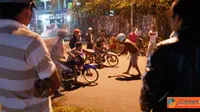 Citizen6, Jakarta: Jalan Juanda jadi ajang balapan liar pada malam hari. Biasanya balapan liar sering terjadi pada hari Sabtu. (Pengirim: Tito)